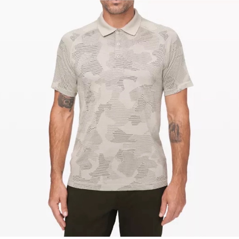 Lululemon Metal Vent Tech Polo *Geo Camo in
Carbon Dust / Muslin / Black.